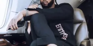 Ent.News: Flavour Becomes The First Artist To Be Paid $3 Million By Amazon, Wizkid FC Reacts 1 Flavour Becomes The First Artist To Be Paid $3 Million By Amazon, Wizkid FC Reacts…