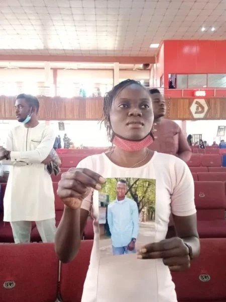 Man cries out as lady takes his picture to church after ‘mistakenly’ promising her marriage