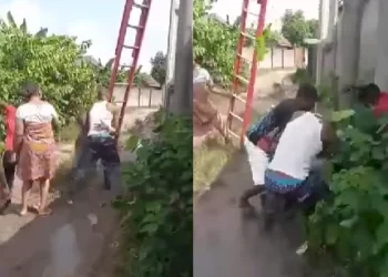 News: PHED officials attacked by residents in Port Harcourt while trying to disconnect power (video) 35 PHED officials attacked by residents in Port Harcourt while trying to disconnect power (video)