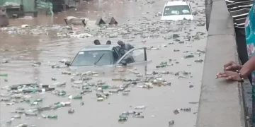 News: Three men rescued as flood sinks car in Agege (Video) 1 Three men rescued as flood sinks car in Agege (Video)
