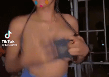 Watch How A Girl Dance Naked In A Club And Showing Here Bre*st Out